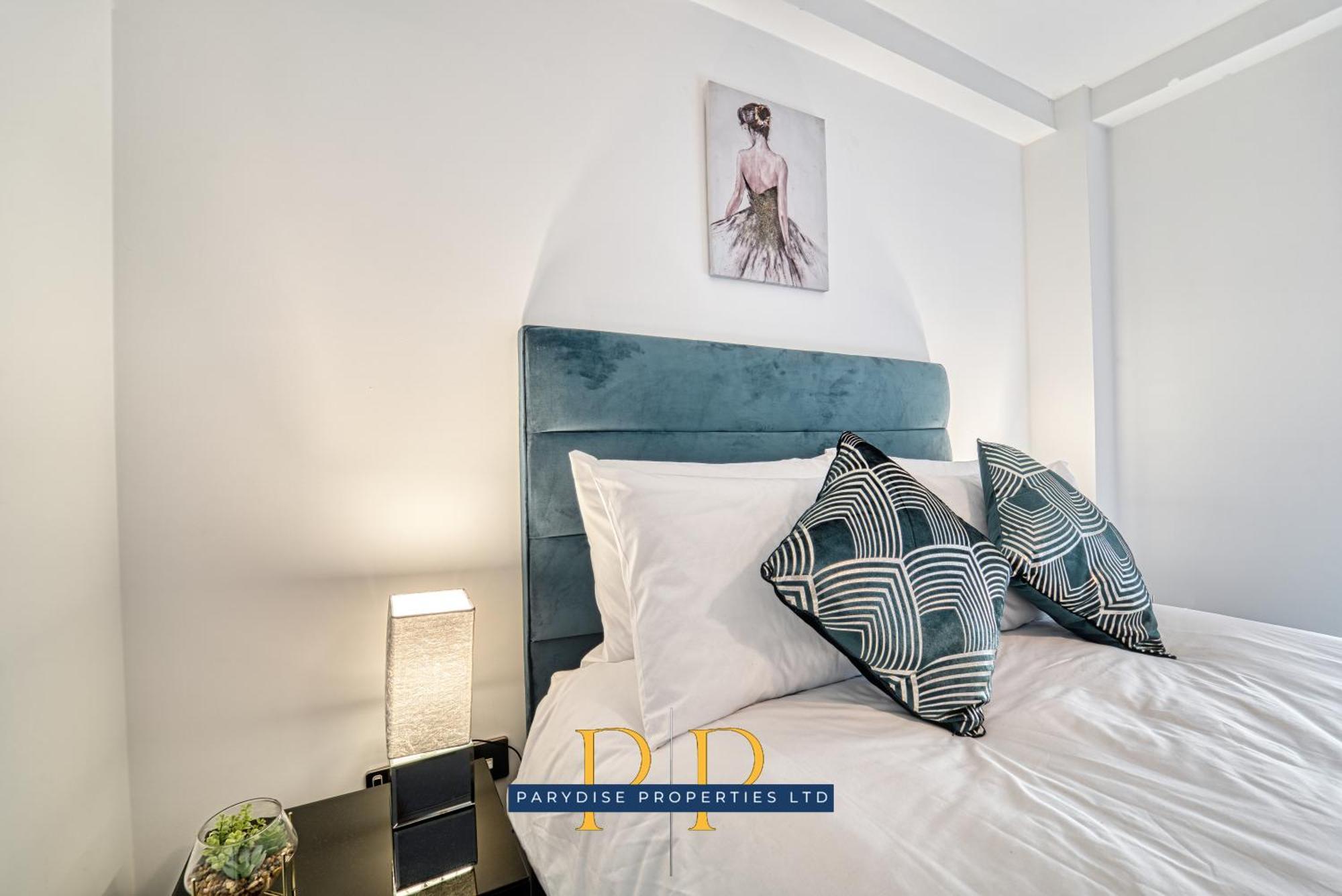 The Middlewood Plaza Suite - By Parydise Properties - Business Or Leisure Stays, Central Location, Sleeps 4, Salford Манчестер Екстер'єр фото