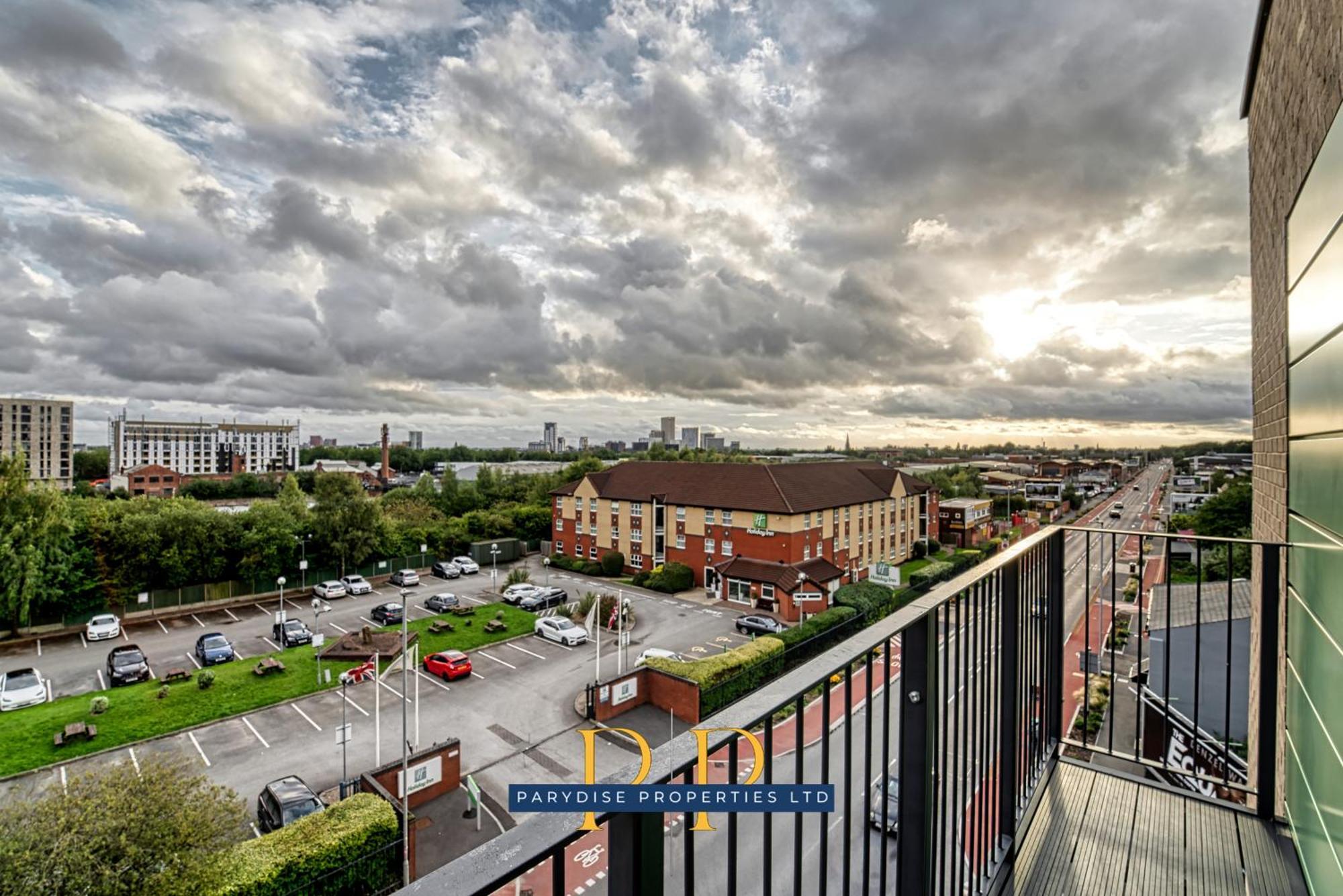 The Middlewood Plaza Suite - By Parydise Properties - Business Or Leisure Stays, Central Location, Sleeps 4, Salford Манчестер Екстер'єр фото