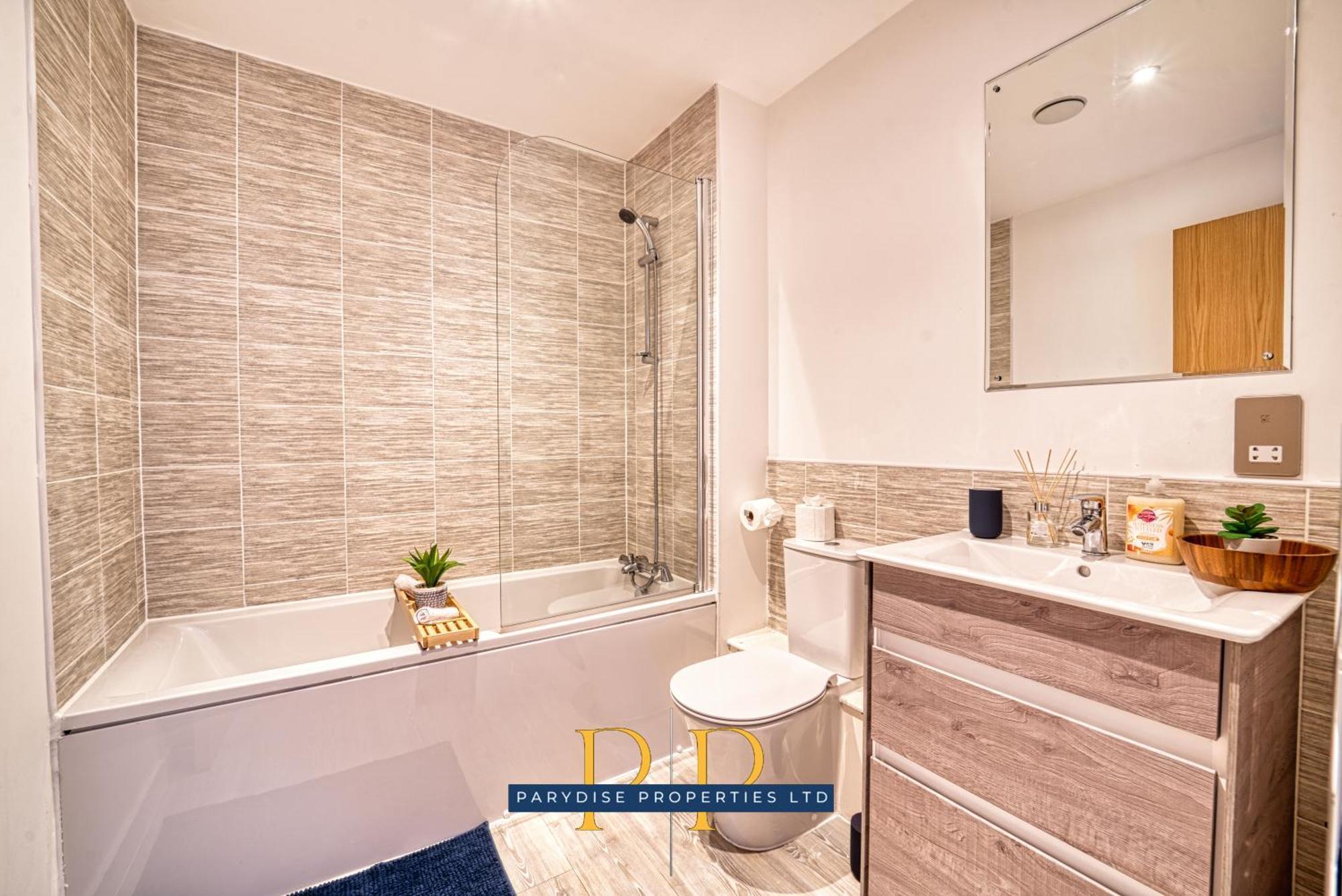 The Middlewood Plaza Suite - By Parydise Properties - Business Or Leisure Stays, Central Location, Sleeps 4, Salford Манчестер Екстер'єр фото