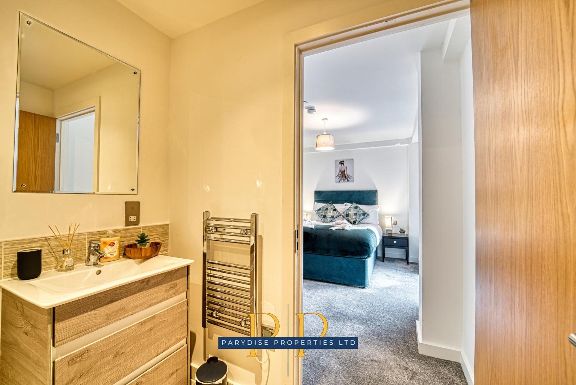 The Middlewood Plaza Suite - By Parydise Properties - Business Or Leisure Stays, Central Location, Sleeps 4, Salford Манчестер Екстер'єр фото