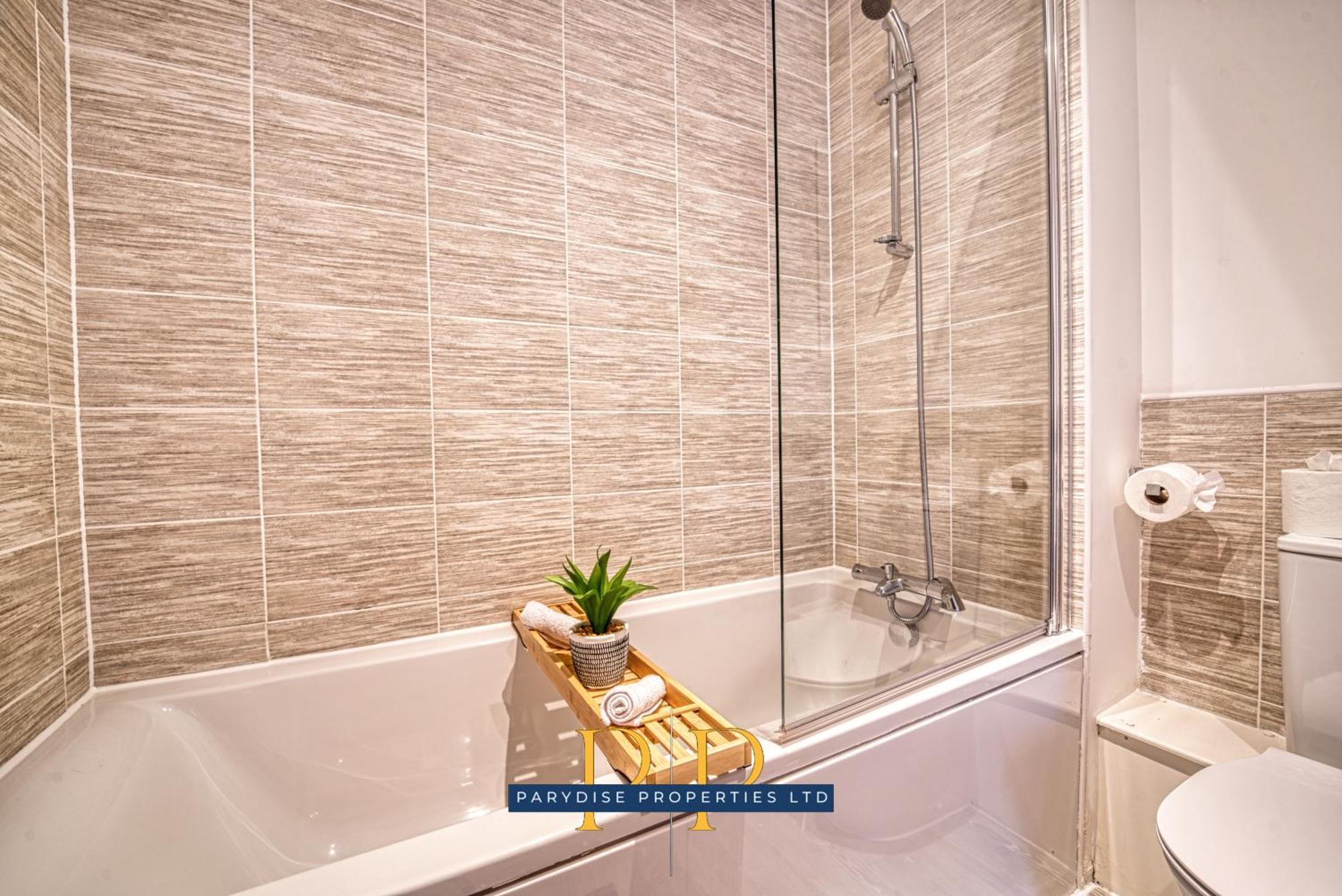 The Middlewood Plaza Suite - By Parydise Properties - Business Or Leisure Stays, Central Location, Sleeps 4, Salford Манчестер Екстер'єр фото